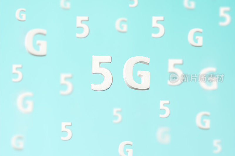 Pattern with large white flying letters 5g on blue background。创造性的概念。现代无线高速移动互联网。连接技术的手机，笔记本电脑，手机。在家里，工作中，商业中使用
